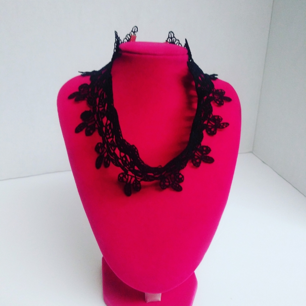 Lace choker
